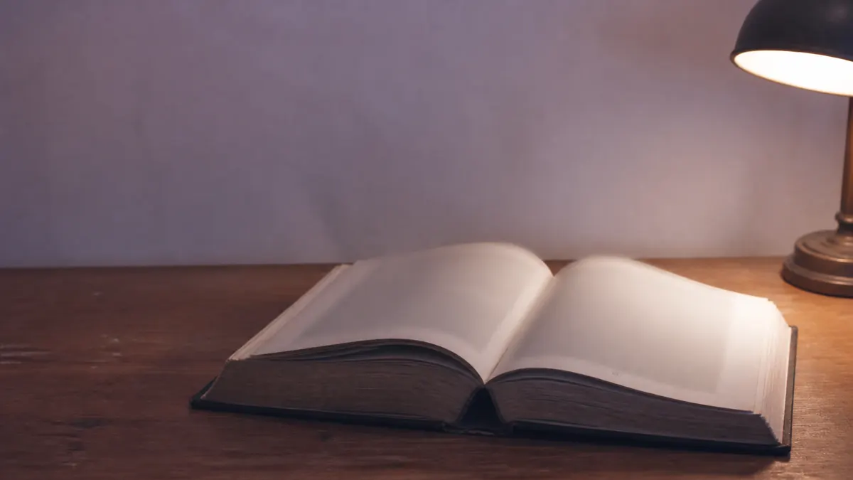 ランプの下で開かれた本。性格の分布を読み解くイメージ